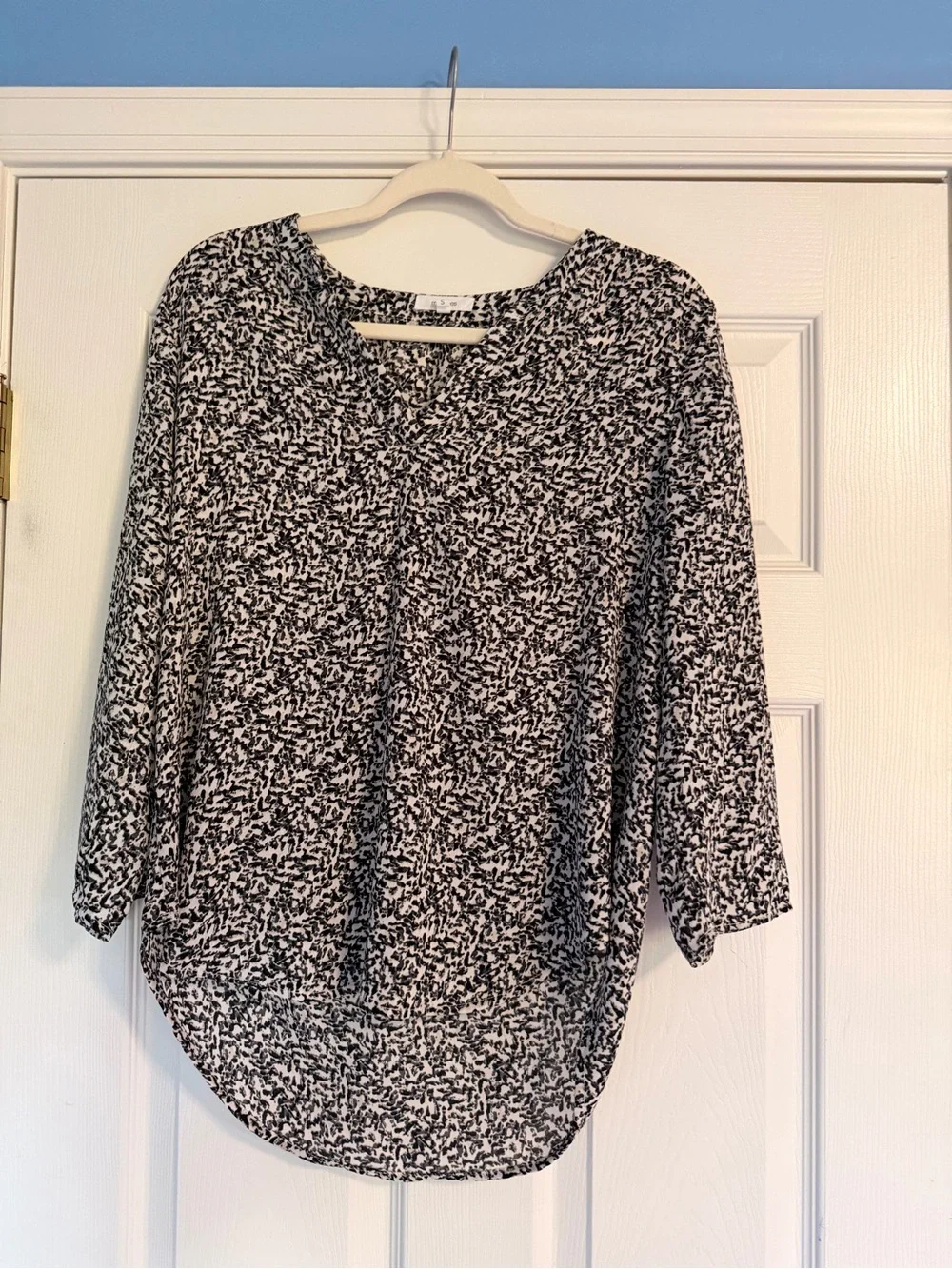 Maurices Black & White Abstract 3/4 Sleeve Women's Top NWOT - Picture 2 of 6